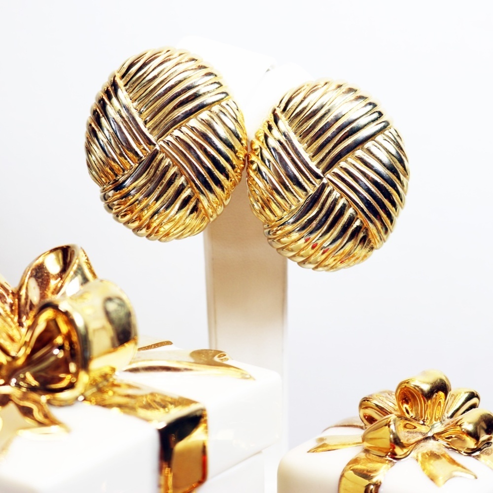 ⚜️ Vintage Givenchy Bijoux Runway Ribbed Gold Knot Clip-On Earrings - Picture 10 of 16